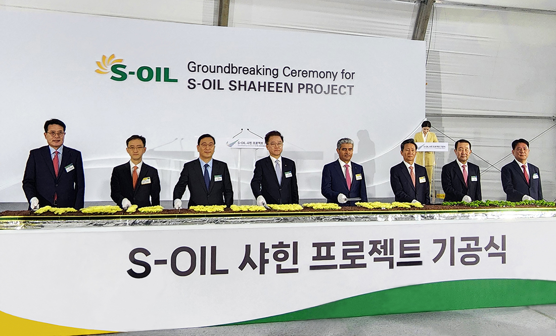[ Hyundai E&C has begun construction of the Shaheen Project, which marks Aramcos biggest ever investment in South Korea. The photo shows Hyundai E&C (CEO Yoon Young-joon, 3rd from left) and other officials attending the Shaheen Project groundbreaking ceremony on the 9th and taking a commemorative photo. ]